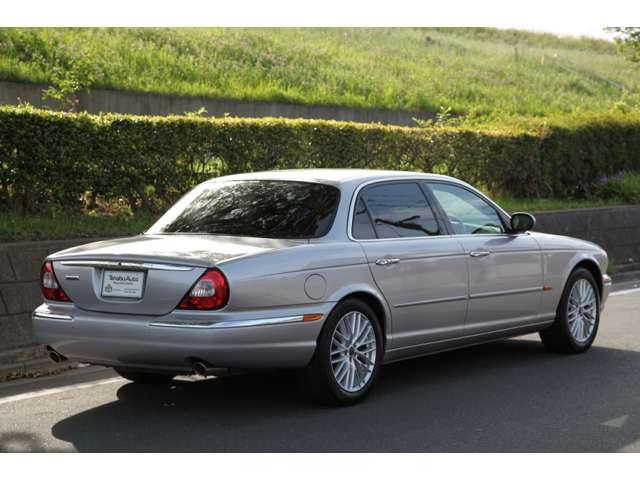 ＸＪ ＸＪ８　Ｌ　４．２　右ハンドル　ロングボディ　黒革　クルーズコントロール　障害物センサー　頸部衝撃緩和ヘッドレスト　エアサスペンション　パワーシート　シートヒーター　本革シート　フォグランプ（8枚目）