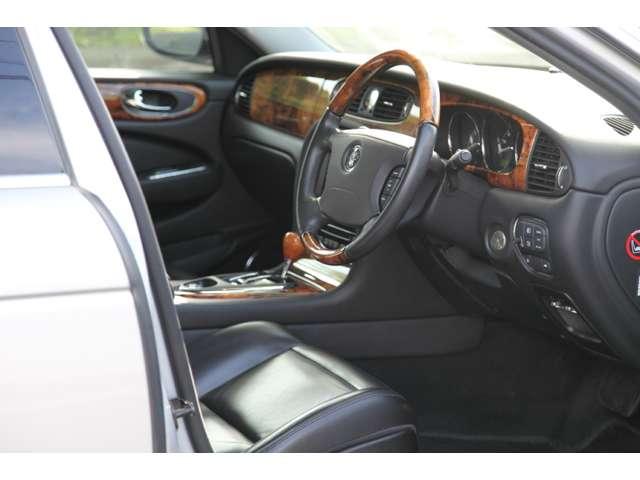 ＸＪ ＸＪ８　Ｌ　４．２　右ハンドル　ロングボディ　黒革　クルーズコントロール　障害物センサー　頸部衝撃緩和ヘッドレスト　エアサスペンション　パワーシート　シートヒーター　本革シート　フォグランプ（17枚目）