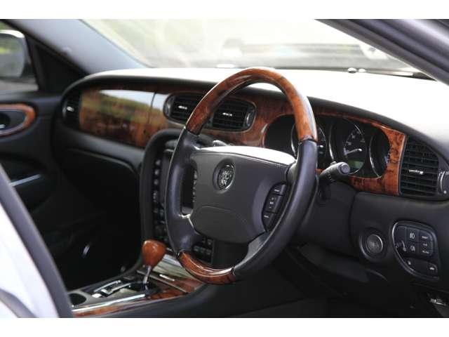 ＸＪ ＸＪ８　Ｌ　４．２　右ハンドル　ロングボディ　黒革　クルーズコントロール　障害物センサー　頸部衝撃緩和ヘッドレスト　エアサスペンション　パワーシート　シートヒーター　本革シート　フォグランプ（18枚目）