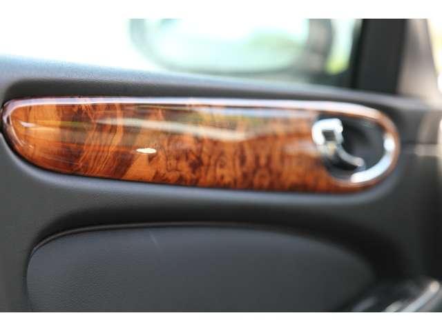 ＸＪ ＸＪ８　Ｌ　４．２　右ハンドル　ロングボディ　黒革　クルーズコントロール　障害物センサー　頸部衝撃緩和ヘッドレスト　エアサスペンション　パワーシート　シートヒーター　本革シート　フォグランプ（22枚目）