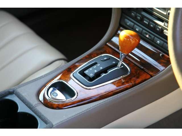 Ｓタイプ ３．０ソブリン　クルーズコントロール　障害物センサー　盗難防止装置　ＤＶＤナビ　ＥＴＣ　本革シート　シートヒーター　パワーシート　フロントフォグランプ　キーレス（28枚目）