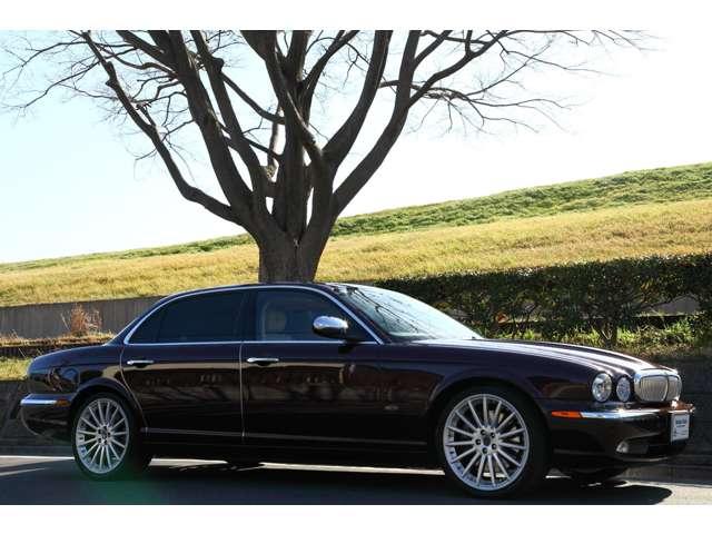 デイムラー 4.2 リアエンタ 純正OPホイール ダイムラー専用ボディカラーガーネット クルーズコントロール 障害物センサー 頸部衝撃緩和ヘッドレスト 横滑り防止装置 盗難防止装置 ETC 本革シート シートヒーター(2枚目)