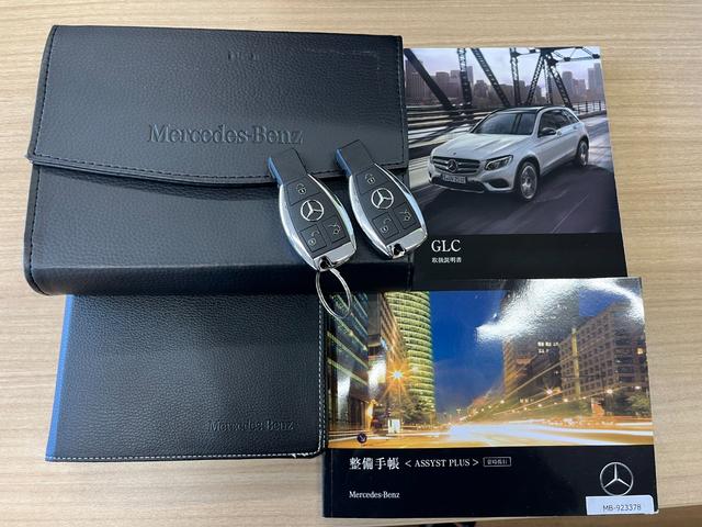 ＧＬＣ２２０ｄ　４マチック　ローレウスエディション　ユーザー買取／３６０台限定車／パノラミックスライディングルーフ／ブルメスター／３６０度カメラ／レーダーセーフティーＰＫＧ／全席シートヒーター／電動バックドア／ＬＥＤ／取扱説明書／記録簿／ＥＴＣ２．０(3枚目)