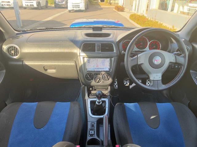インプレッサ ＷＲＸ　ＳＴｉ　ユーザー買取／フルノーマル／涙目Ｃ型／純正大型リアスポイラー／純正１７インチＡＷ／ディーラー記録簿Ｈ１５．１６．１７．１８．１９．２０．２４．２６．２７．２８．３０．Ｒ２．４．６．７年付／取扱説明書／（5枚目）