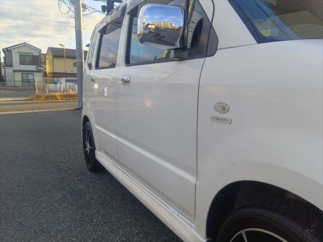 ワゴンＲ ＦＸ　マニュアル／４ＷＤ／ＳＵＺＵＫＩスポーツフルエアロ／キーレス／ＥＴＣ／ナビＴＶ／メッキ電動格納ミラー／フォグ／シートヒーター／アルミペダル／社外シフトノブ／社外アルミ／ドアバイザー／リアフィルム（13枚目）