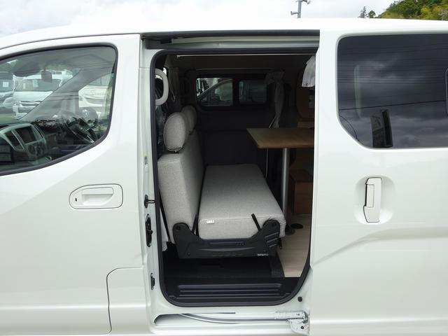 ＮＶ２００バネットワゴン キャンピングカー　ＦＯＣＳ　ルソ　バンコン　サブバッテリー　外部電源　走行充電・外部充電　電圧計　フリップダウンモニター　内部電源　ＤＣ１２Ｖクーラー　キャンパー部レザーシート加工　宮大工工法（2枚目）