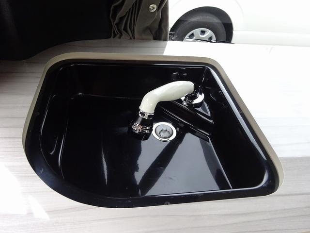 ハイエースバン キャンピングカー ケイワークス オーロラスタークルーズSL バンコン シンク エバスペヒャー製FFヒーター シングルサブ 1500Wインバーター フレキシブルソーラー サイドオーニング 電子レンジ 給排水19L フリップダウンモニター ポップアップ TSS(12枚目)