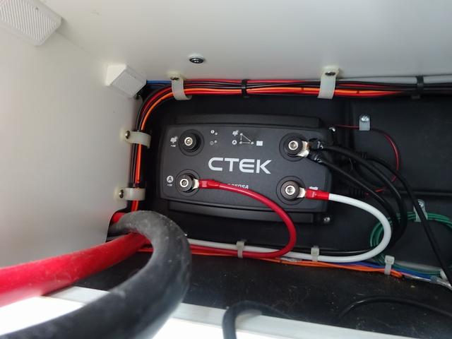 ハイエースバン キャンピングカー ケイワークス オーロラスタークルーズSL バンコン シンク エバスペヒャー製FFヒーター シングルサブ 1500Wインバーター フレキシブルソーラー サイドオーニング 電子レンジ 給排水19L フリップダウンモニター ポップアップ TSS(14枚目)