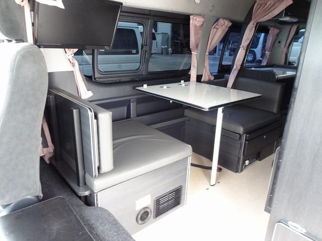 ハイエースワゴン キャンピングカー リンエイ バカンチェスプライベート バンコン シンク DC冷蔵庫 べバストFFヒーター ツインサブバッテリー 走行充電 インバーター2000W ソーラーパネル 電子レンジ 走行時リアクーラー・リアヒーター 給排水タンク 液晶テレビ(3枚目)