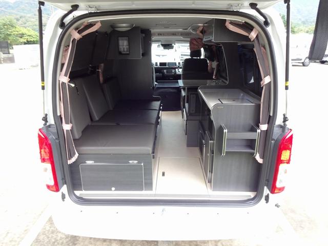 ハイエースワゴン キャンピングカー リンエイ バカンチェスプライベート バンコン シンク DC冷蔵庫 べバストFFヒーター ツインサブバッテリー 走行充電 インバーター2000W ソーラーパネル 電子レンジ 走行時リアクーラー・リアヒーター 給排水タンク 液晶テレビ(5枚目)