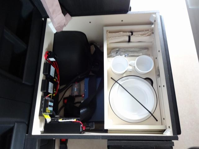 ハイエースワゴン キャンピングカー リンエイ バカンチェスプライベート バンコン シンク DC冷蔵庫 べバストFFヒーター ツインサブバッテリー 走行充電 インバーター2000W ソーラーパネル 電子レンジ 走行時リアクーラー・リアヒーター 給排水タンク 液晶テレビ(13枚目)