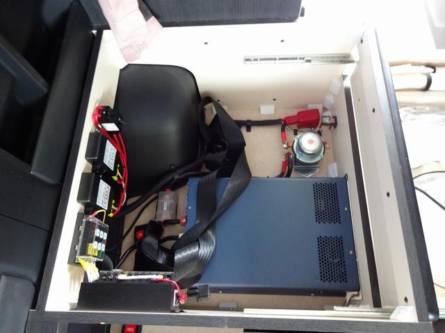 ハイエースワゴン キャンピングカー リンエイ バカンチェスプライベート バンコン シンク DC冷蔵庫 べバストFFヒーター ツインサブバッテリー 走行充電 インバーター2000W ソーラーパネル 電子レンジ 走行時リアクーラー・リアヒーター 給排水タンク 液晶テレビ(14枚目)