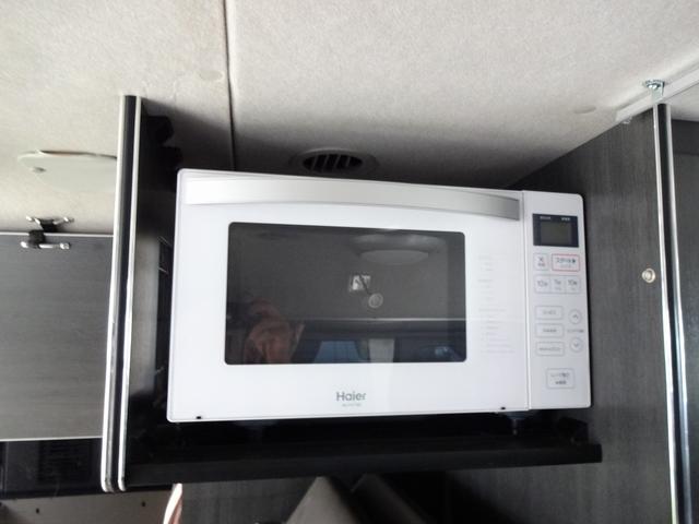 ハイエースワゴン キャンピングカー リンエイ バカンチェスプライベート バンコン シンク DC冷蔵庫 べバストFFヒーター ツインサブバッテリー 走行充電 インバーター2000W ソーラーパネル 電子レンジ 走行時リアクーラー・リアヒーター 給排水タンク 液晶テレビ(19枚目)