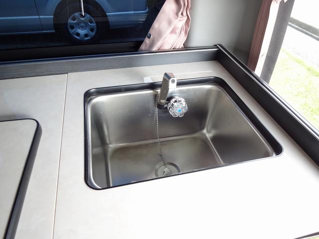 ハイエースワゴン キャンピングカー リンエイ バカンチェスプライベート バンコン シンク DC冷蔵庫 べバストFFヒーター ツインサブバッテリー 走行充電 インバーター2000W ソーラーパネル 電子レンジ 走行時リアクーラー・リアヒーター 給排水タンク 液晶テレビ(22枚目)