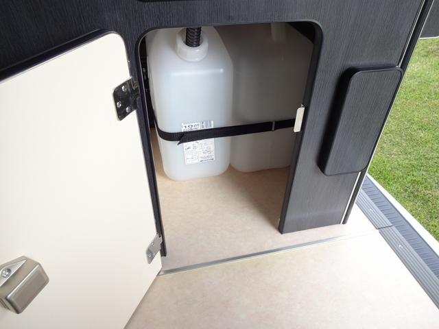 ハイエースワゴン キャンピングカー リンエイ バカンチェスプライベート バンコン シンク DC冷蔵庫 べバストFFヒーター ツインサブバッテリー 走行充電 インバーター2000W ソーラーパネル 電子レンジ 走行時リアクーラー・リアヒーター 給排水タンク 液晶テレビ(23枚目)