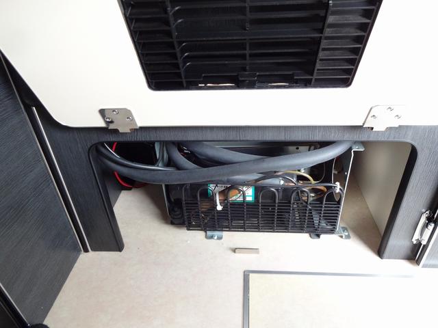 ハイエースワゴン キャンピングカー リンエイ バカンチェスプライベート バンコン シンク DC冷蔵庫 べバストFFヒーター ツインサブバッテリー 走行充電 インバーター2000W ソーラーパネル 電子レンジ 走行時リアクーラー・リアヒーター 給排水タンク 液晶テレビ(25枚目)