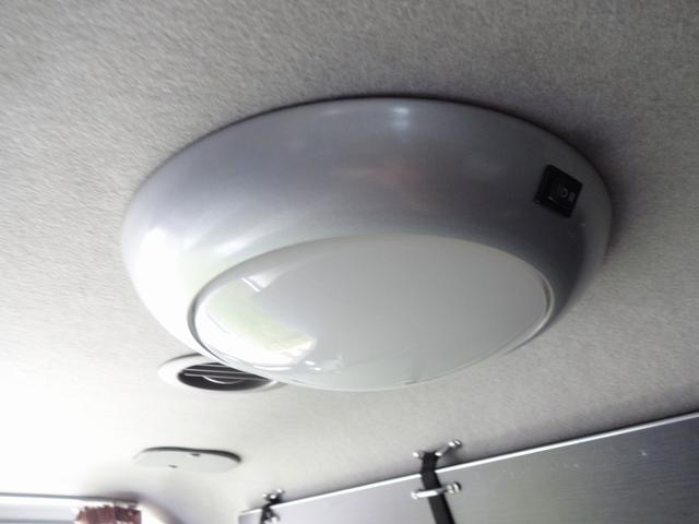 ハイエースワゴン キャンピングカー リンエイ バカンチェスプライベート バンコン シンク DC冷蔵庫 べバストFFヒーター ツインサブバッテリー 走行充電 インバーター2000W ソーラーパネル 電子レンジ 走行時リアクーラー・リアヒーター 給排水タンク 液晶テレビ(28枚目)