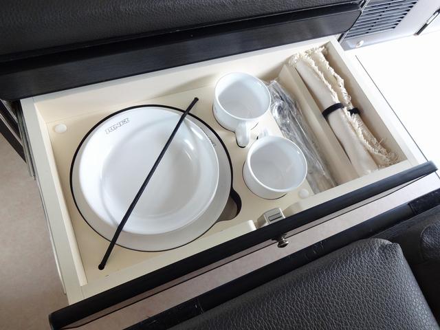 ハイエースワゴン キャンピングカー リンエイ バカンチェスプライベート バンコン シンク DC冷蔵庫 べバストFFヒーター ツインサブバッテリー 走行充電 インバーター2000W ソーラーパネル 電子レンジ 走行時リアクーラー・リアヒーター 給排水タンク 液晶テレビ(30枚目)