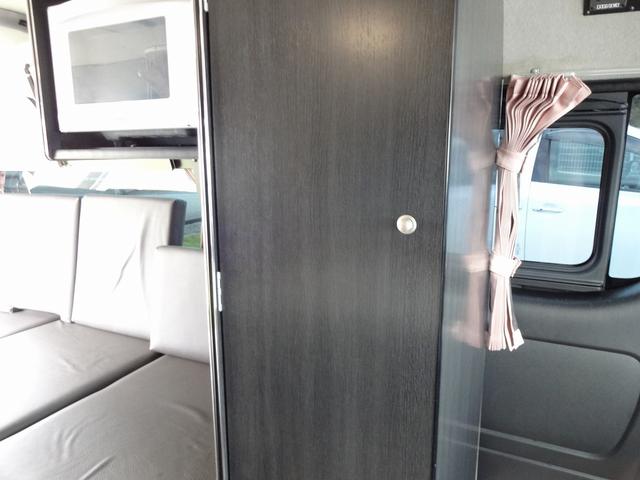 ハイエースワゴン キャンピングカー リンエイ バカンチェスプライベート バンコン シンク DC冷蔵庫 べバストFFヒーター ツインサブバッテリー 走行充電 インバーター2000W ソーラーパネル 電子レンジ 走行時リアクーラー・リアヒーター 給排水タンク 液晶テレビ(31枚目)