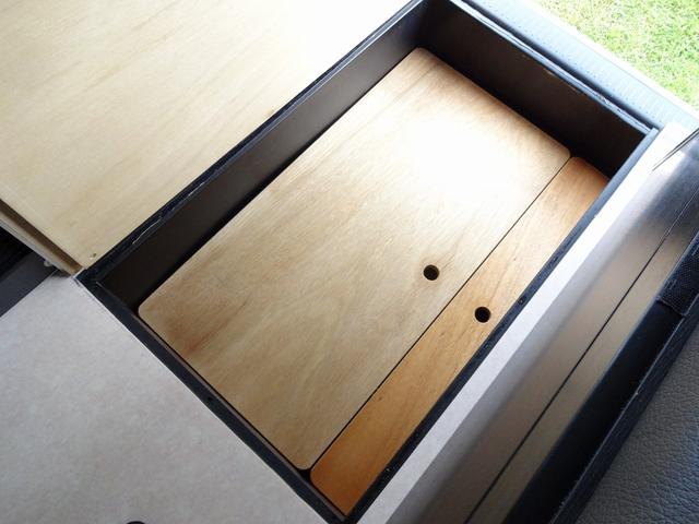 ハイエースワゴン キャンピングカー リンエイ バカンチェスプライベート バンコン シンク DC冷蔵庫 べバストFFヒーター ツインサブバッテリー 走行充電 インバーター2000W ソーラーパネル 電子レンジ 走行時リアクーラー・リアヒーター 給排水タンク 液晶テレビ(37枚目)