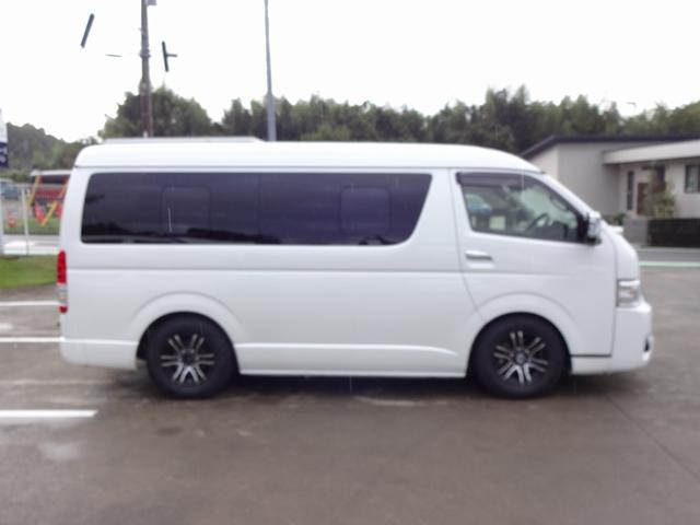 ハイエースワゴン キャンピングカー リンエイ バカンチェスプライベート バンコン シンク DC冷蔵庫 べバストFFヒーター ツインサブバッテリー 走行充電 インバーター2000W ソーラーパネル 電子レンジ 走行時リアクーラー・リアヒーター 給排水タンク 液晶テレビ(70枚目)