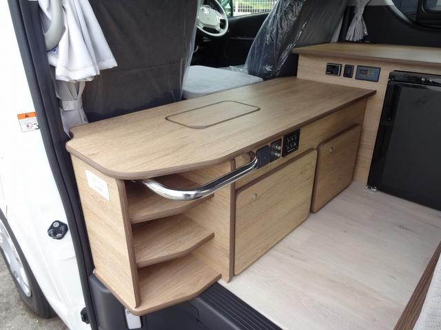 ハイエースワゴン キャンピングカー FOCS FIKA オーダー受付中 バンコン シンク コンロ シングルサブ べバストFFヒーター クールスター 強化バッテリーセット パノラミックビュー デジタルインナーミラー フリップダウンモニター LEDヘッドライト 専用コンソール(3枚目)