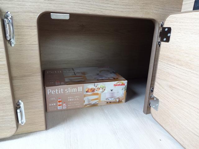 ハイエースワゴン キャンピングカー FOCS FIKA オーダー受付中 バンコン シンク コンロ シングルサブ べバストFFヒーター クールスター 強化バッテリーセット パノラミックビュー デジタルインナーミラー フリップダウンモニター LEDヘッドライト 専用コンソール(6枚目)