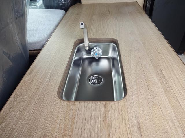 ハイエースワゴン キャンピングカー FOCS FIKA オーダー受付中 バンコン シンク コンロ シングルサブ べバストFFヒーター クールスター 強化バッテリーセット パノラミックビュー デジタルインナーミラー フリップダウンモニター LEDヘッドライト 専用コンソール(7枚目)