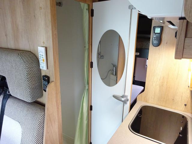 デュカト ナッツＲＶ　フォルトナ　タイプＭ　エボライト　シンク　ＤＣ冷蔵庫　エバスペヒャー製ＦＦヒーター　リチウム４００Ａｈ　インバーター１５００Ｗ　温水ボイラー（カセットガス）　家庭用ＡＣ　後席ＴＶ　給排水タンク　サイドオーニング　電動ステップ（16枚目）