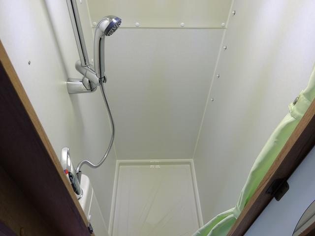 デュカト ナッツＲＶ　フォルトナ　タイプＭ　エボライト　シンク　ＤＣ冷蔵庫　エバスペヒャー製ＦＦヒーター　リチウム４００Ａｈ　インバーター１５００Ｗ　温水ボイラー（カセットガス）　家庭用ＡＣ　後席ＴＶ　給排水タンク　サイドオーニング　電動ステップ（18枚目）