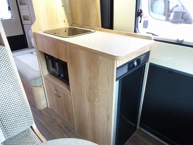 デュカト ナッツＲＶ　フォルトナ　タイプＭ　エボライト　シンク　ＤＣ冷蔵庫　エバスペヒャー製ＦＦヒーター　リチウム４００Ａｈ　インバーター１５００Ｗ　温水ボイラー（カセットガス）　家庭用ＡＣ　後席ＴＶ　給排水タンク　サイドオーニング　電動ステップ（24枚目）