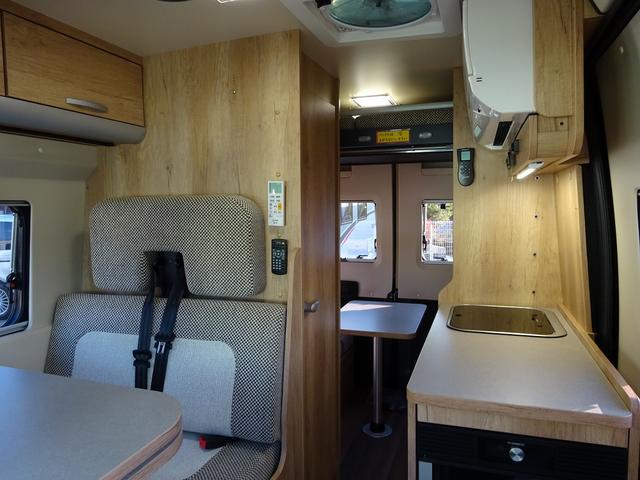 デュカト ナッツＲＶ　フォルトナ　タイプＭ　エボライト　シンク　ＤＣ冷蔵庫　エバスペヒャー製ＦＦヒーター　リチウム４００Ａｈ　インバーター１５００Ｗ　温水ボイラー（カセットガス）　家庭用ＡＣ　後席ＴＶ　給排水タンク　サイドオーニング　電動ステップ（36枚目）