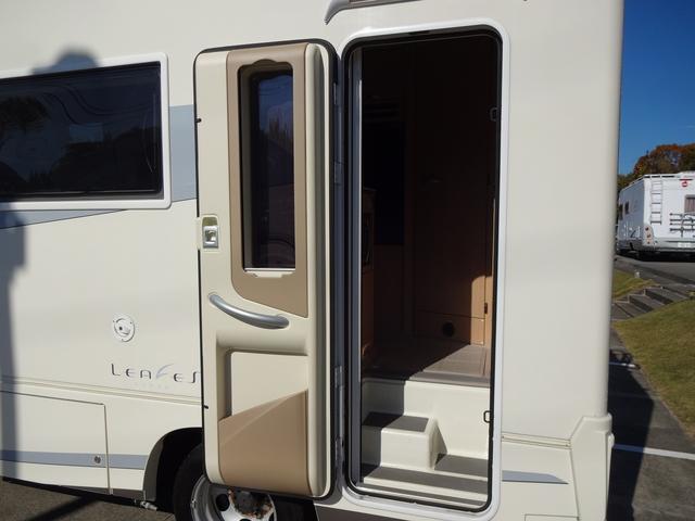 カムロード キャンピングカー バンテック コルドリーブス キャブコン シンク コンロ DC冷蔵庫 べバスト製FFヒーター リチウム500Ah 内部電源 外部充電 インバーター1500W フレキシブルソーラー4枚 家庭用エアコン 液晶テレビ マックスファン(2枚目)