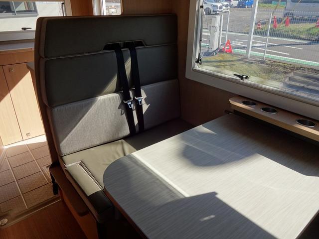 カムロード キャンピングカー バンテック コルドリーブス キャブコン シンク コンロ DC冷蔵庫 べバスト製FFヒーター リチウム500Ah 内部電源 外部充電 インバーター1500W フレキシブルソーラー4枚 家庭用エアコン 液晶テレビ マックスファン(4枚目)