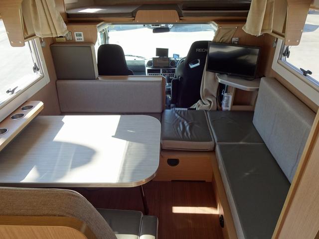 カムロード キャンピングカー バンテック コルドリーブス キャブコン シンク コンロ DC冷蔵庫 べバスト製FFヒーター リチウム500Ah 内部電源 外部充電 インバーター1500W フレキシブルソーラー4枚 家庭用エアコン 液晶テレビ マックスファン(5枚目)