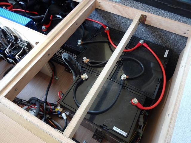 カムロード キャンピングカー バンテック コルドリーブス キャブコン シンク コンロ DC冷蔵庫 べバスト製FFヒーター リチウム500Ah 内部電源 外部充電 インバーター1500W フレキシブルソーラー4枚 家庭用エアコン 液晶テレビ マックスファン(13枚目)