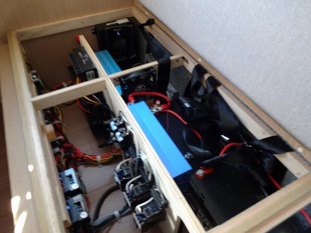 カムロード キャンピングカー バンテック コルドリーブス キャブコン シンク コンロ DC冷蔵庫 べバスト製FFヒーター リチウム500Ah 内部電源 外部充電 インバーター1500W フレキシブルソーラー4枚 家庭用エアコン 液晶テレビ マックスファン(14枚目)