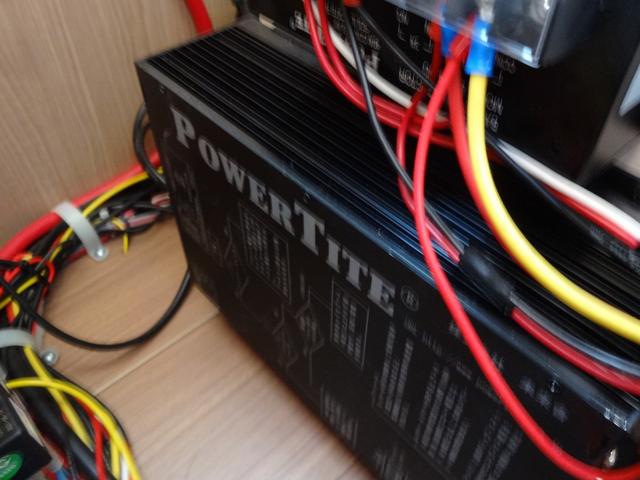 カムロード キャンピングカー バンテック コルドリーブス キャブコン シンク コンロ DC冷蔵庫 べバスト製FFヒーター リチウム500Ah 内部電源 外部充電 インバーター1500W フレキシブルソーラー4枚 家庭用エアコン 液晶テレビ マックスファン(18枚目)