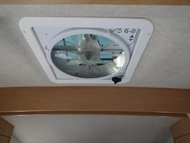 カムロード キャンピングカー バンテック コルドリーブス キャブコン シンク コンロ DC冷蔵庫 べバスト製FFヒーター リチウム500Ah 内部電源 外部充電 インバーター1500W フレキシブルソーラー4枚 家庭用エアコン 液晶テレビ マックスファン(22枚目)