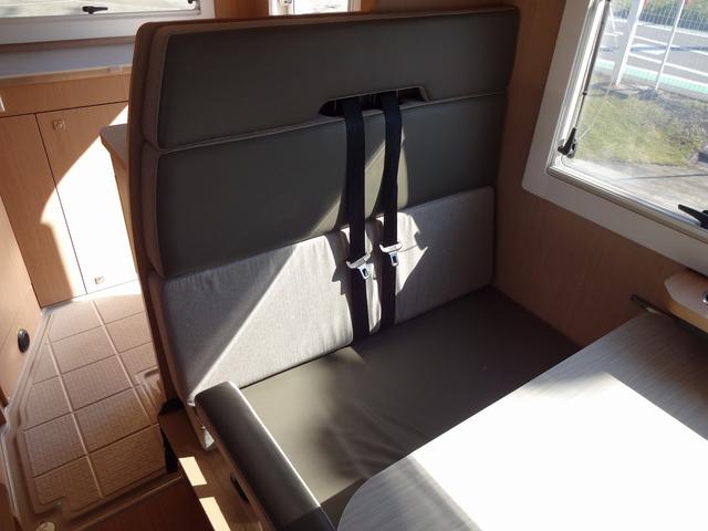 カムロード キャンピングカー バンテック コルドリーブス キャブコン シンク コンロ DC冷蔵庫 べバスト製FFヒーター リチウム500Ah 内部電源 外部充電 インバーター1500W フレキシブルソーラー4枚 家庭用エアコン 液晶テレビ マックスファン(23枚目)