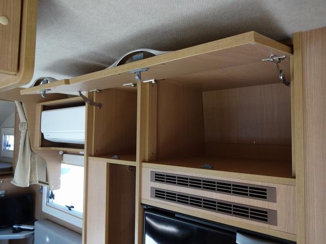 カムロード キャンピングカー バンテック コルドリーブス キャブコン シンク コンロ DC冷蔵庫 べバスト製FFヒーター リチウム500Ah 内部電源 外部充電 インバーター1500W フレキシブルソーラー4枚 家庭用エアコン 液晶テレビ マックスファン(27枚目)