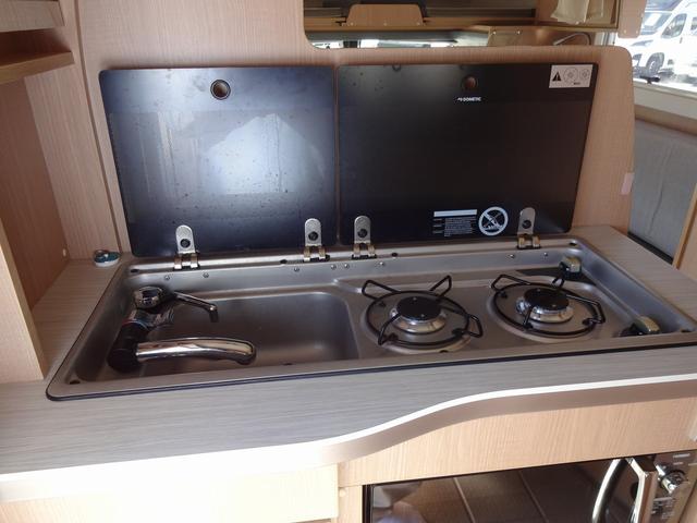 カムロード キャンピングカー バンテック コルドリーブス キャブコン シンク コンロ DC冷蔵庫 べバスト製FFヒーター リチウム500Ah 内部電源 外部充電 インバーター1500W フレキシブルソーラー4枚 家庭用エアコン 液晶テレビ マックスファン(29枚目)