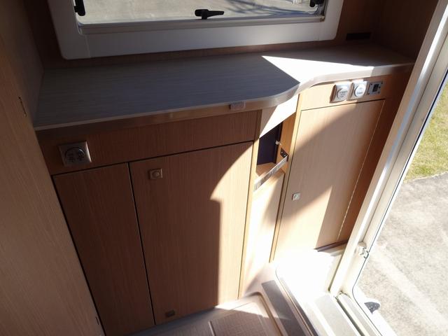 カムロード キャンピングカー バンテック コルドリーブス キャブコン シンク コンロ DC冷蔵庫 べバスト製FFヒーター リチウム500Ah 内部電源 外部充電 インバーター1500W フレキシブルソーラー4枚 家庭用エアコン 液晶テレビ マックスファン(33枚目)