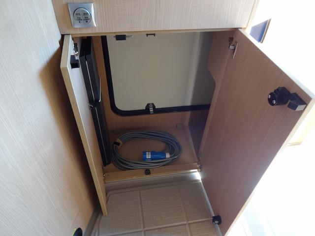 カムロード キャンピングカー バンテック コルドリーブス キャブコン シンク コンロ DC冷蔵庫 べバスト製FFヒーター リチウム500Ah 内部電源 外部充電 インバーター1500W フレキシブルソーラー4枚 家庭用エアコン 液晶テレビ マックスファン(34枚目)