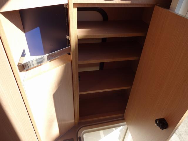 カムロード キャンピングカー バンテック コルドリーブス キャブコン シンク コンロ DC冷蔵庫 べバスト製FFヒーター リチウム500Ah 内部電源 外部充電 インバーター1500W フレキシブルソーラー4枚 家庭用エアコン 液晶テレビ マックスファン(36枚目)