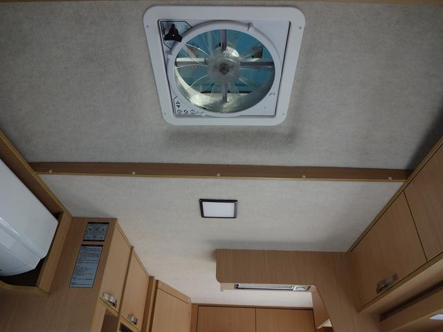 カムロード キャンピングカー バンテック コルドリーブス キャブコン シンク コンロ DC冷蔵庫 べバスト製FFヒーター リチウム500Ah 内部電源 外部充電 インバーター1500W フレキシブルソーラー4枚 家庭用エアコン 液晶テレビ マックスファン(42枚目)