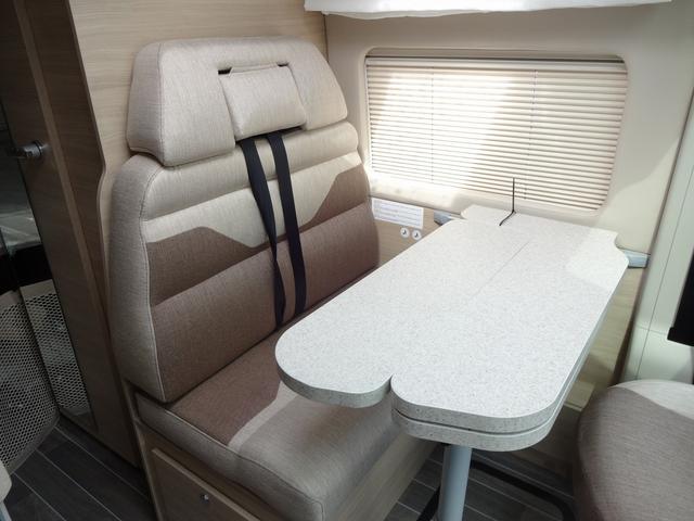 デュカト キャンピングカー　ローラーチーム　リビングストーンＫ２　バンコン　シンク　コンロ　ＤＣ冷蔵庫　トルマ燃料式ＦＦヒーター＆温水ボイラー　カセットトイレ　シャワー　ＤＣエアコン　バックカメラ　電動ステップ　レミスシェード　クルーズコントロール（5枚目）