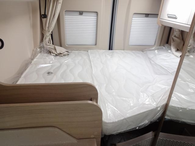 デュカト キャンピングカー　ローラーチーム　リビングストーンＫ２　バンコン　シンク　コンロ　ＤＣ冷蔵庫　トルマ燃料式ＦＦヒーター＆温水ボイラー　カセットトイレ　シャワー　ＤＣエアコン　バックカメラ　電動ステップ　レミスシェード　クルーズコントロール（6枚目）