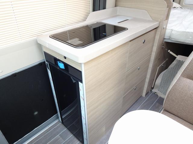 デュカト キャンピングカー　ローラーチーム　リビングストーンＫ２　バンコン　シンク　コンロ　ＤＣ冷蔵庫　トルマ燃料式ＦＦヒーター＆温水ボイラー　カセットトイレ　シャワー　ＤＣエアコン　バックカメラ　電動ステップ　レミスシェード　クルーズコントロール（7枚目）