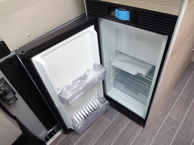 デュカト キャンピングカー　ローラーチーム　リビングストーンＫ２　バンコン　シンク　コンロ　ＤＣ冷蔵庫　トルマ燃料式ＦＦヒーター＆温水ボイラー　カセットトイレ　シャワー　ＤＣエアコン　バックカメラ　電動ステップ　レミスシェード　クルーズコントロール（9枚目）